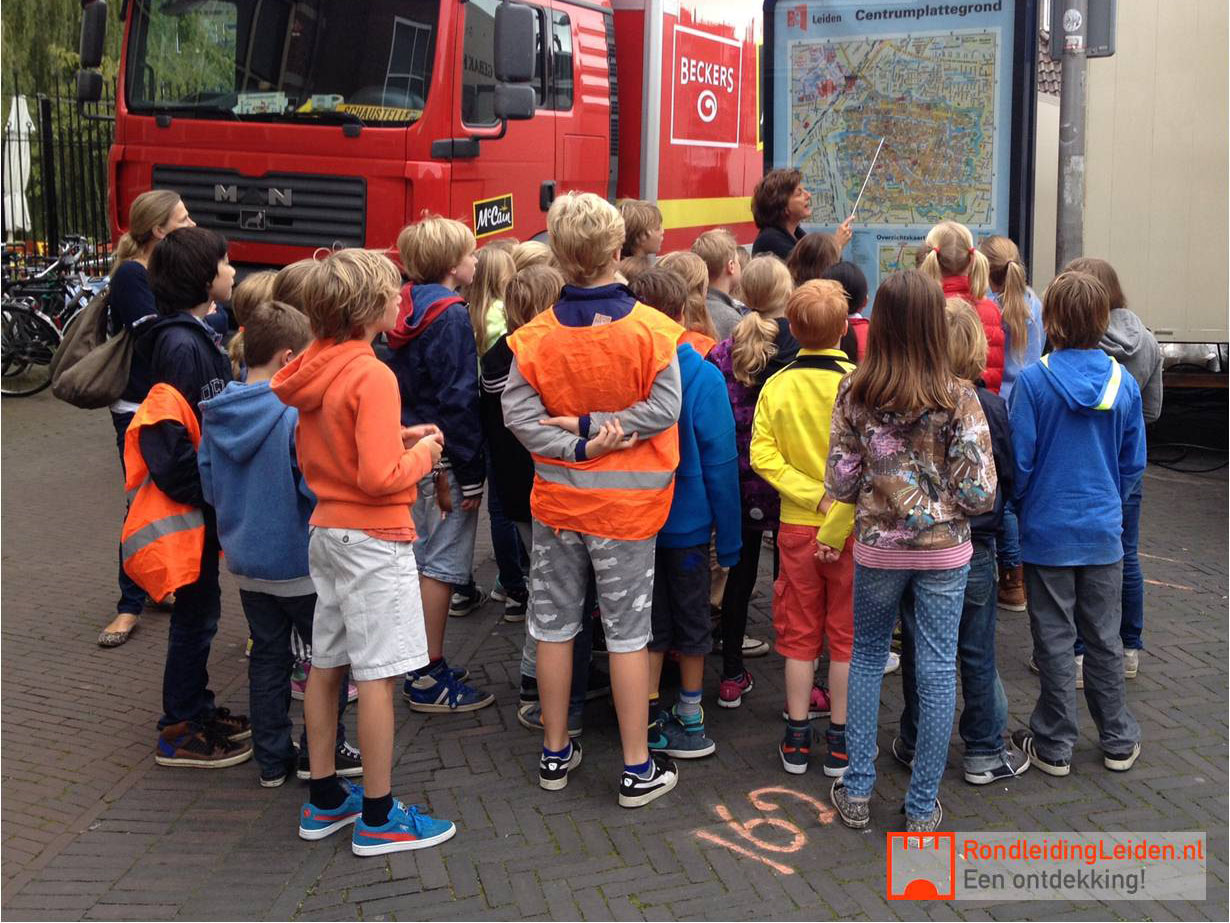 Schoolklas bij de stadskaart van Leiden voor de 3oktober rondleiding